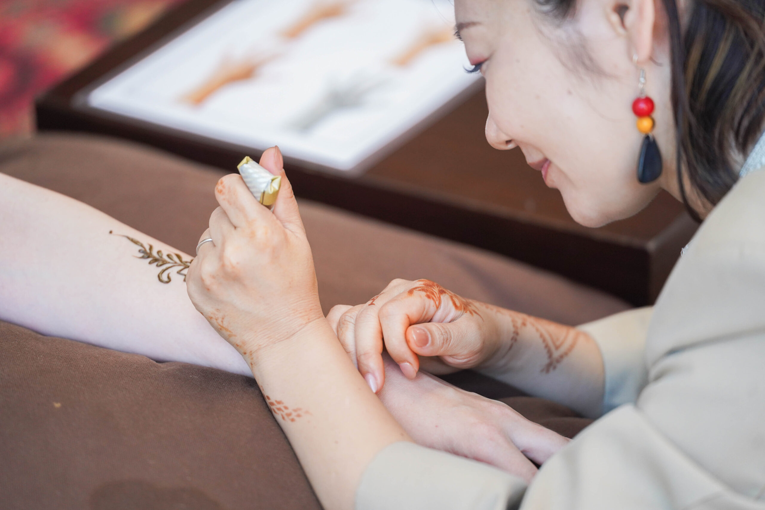 ヘナアート施術風景